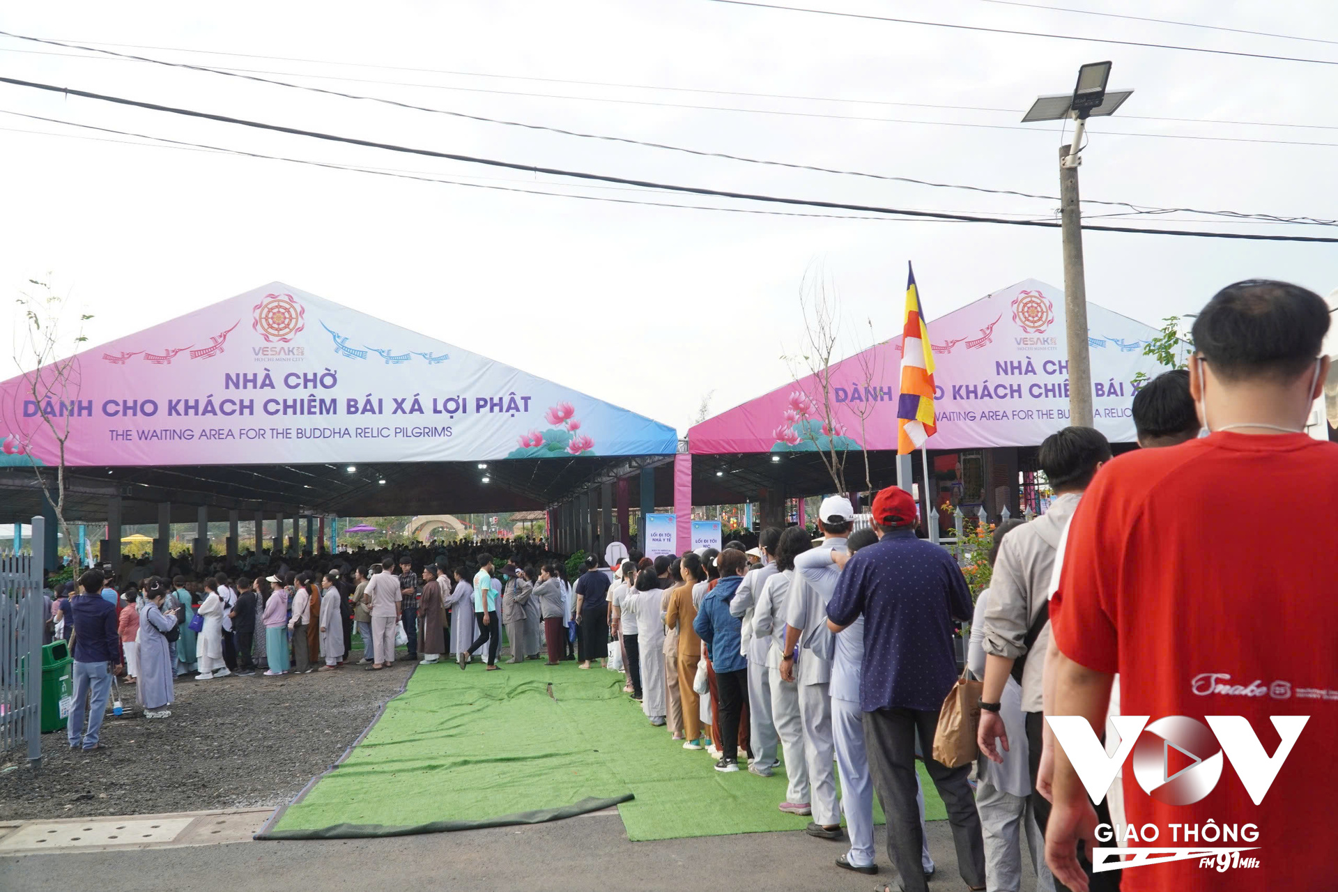 Đông đảo người dân và Phật tử cả nước đến TPHCM tham dự Vesak Liên Hợp Quốc 2025 để chiêm bái Xá lợi Phật được tôn trí tại chùa Thanh Tâm