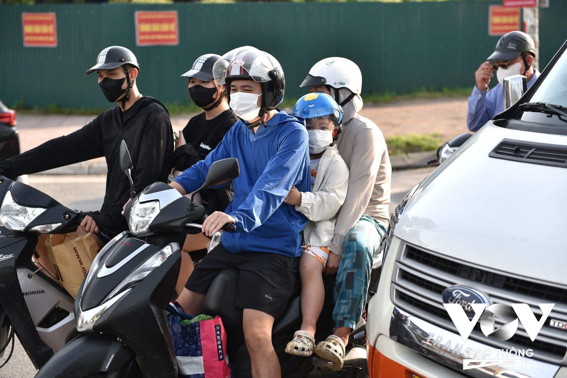 Lực lượng chức năng khuyến cáo người dân trở lại Thủ đô làm việc cần tránh các khung giờ cao điểm, lựa chọn tuyến đường phù hợp để tránh ùn tắc. Cùng với đó là tuân thủ đúng luật giao thông đường bộ, tuyệt đối không sử dụng rượu bia để đảm bảo ATGT cho bản thân và các phương tiện khác.