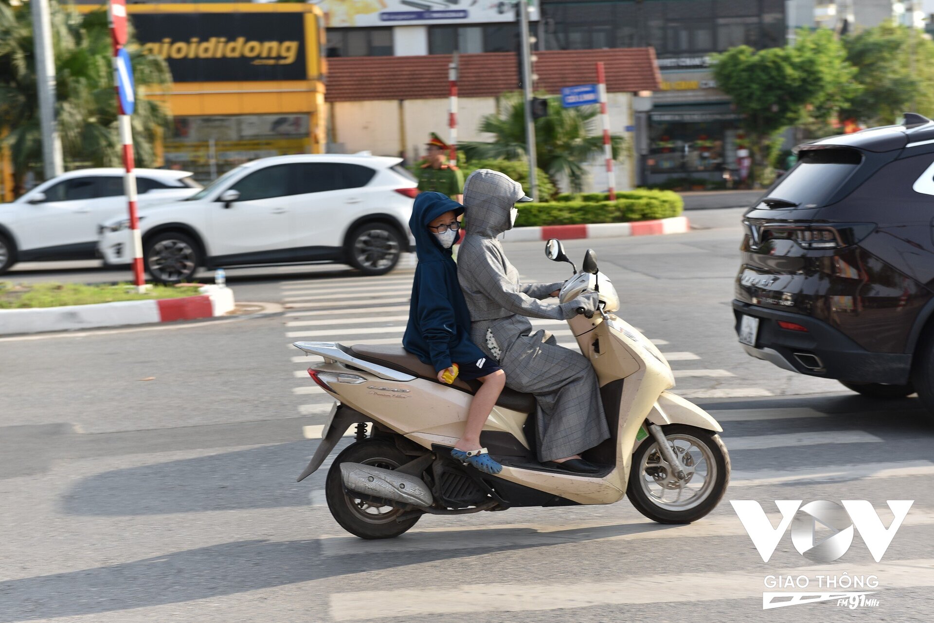 Ghi nhận của PV VOV Giao thông vào 16h ngày 4/5, tại nút giao Cổ Linh - Thạch Bàn hướng vào trung tâm TP, các phương tiện di chuyển dễ dàng theo điều tiết của lực lượng CSGT.