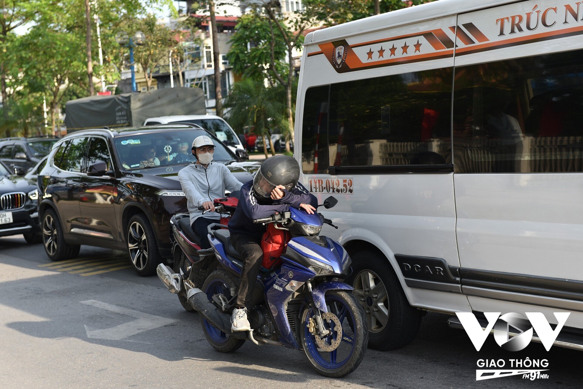 Trời nắng nóng, nhiều người dân vất vả trở lại Thủ đô để bắt đầu làm việc.