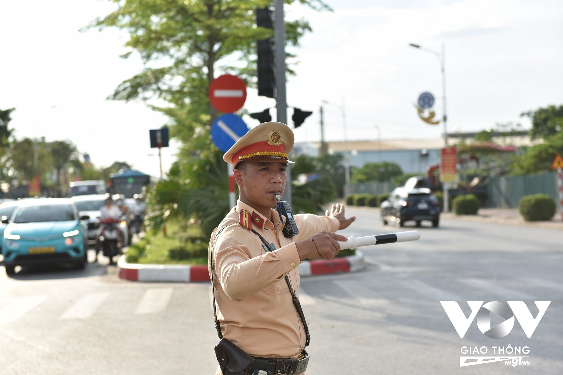 Trên các tuyến giao thông trọng điểm của Đội CSGT đường bộ số 5 (Phòng CSGT, Công an TP. Hà Nội) quản lý như QL 5, lối ra cao tốc Hà Nội- Hải Phòng, cầu Vĩnh Tuy, cầu Thanh Trì, đường Nguyễn Văn Cừ từ 15h chiều 4/5 lưu lượng phương tiện tăng cao. Các nút giao Cổ Linh - Thạch Bàn, Cổ Linh - Đàm Quang Trung lượng xe từ hướng Hưng Yên, Hải Phòng, Hải Dương đổ về lớn. Ảnh: Hải Bằng