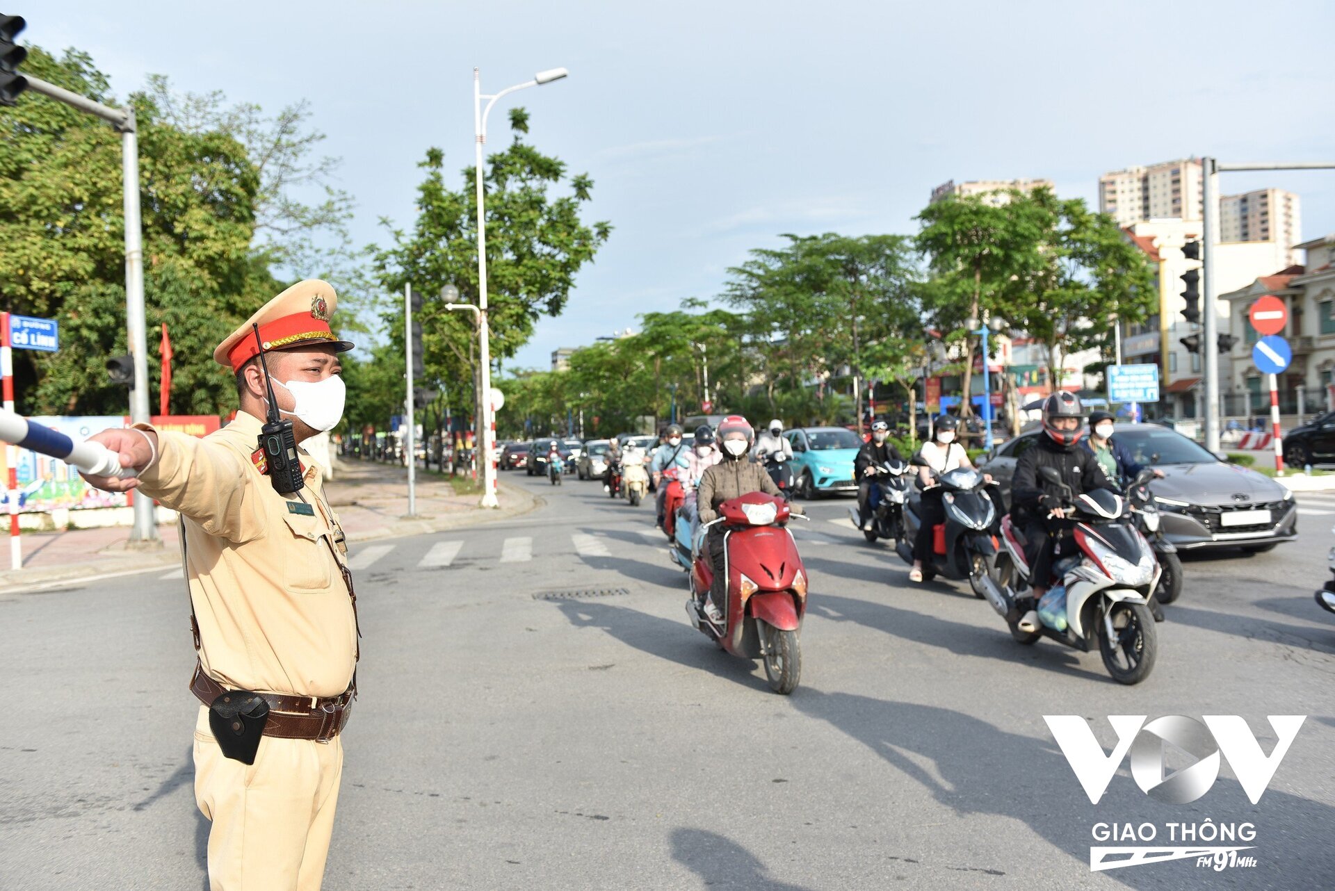 Lực lượng CSGT đã tổ chức phân luồng từ xa và điều tiết giao thông nên các phương tiện di chuyển dễ dàng qua các điểm nóng