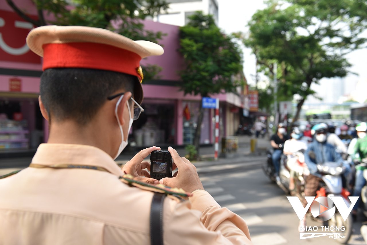 Lực lượng CSGT dùng camera để ghi hình các trường hợp vi phạm nhằm làm căn cứ xử phạt