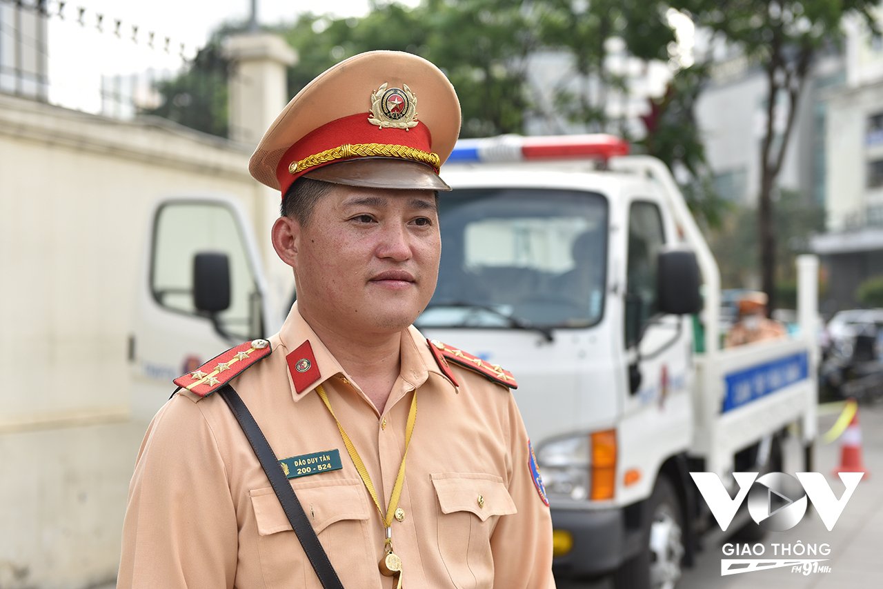 Theo đại uý Đào Duy Tân, cán bộ Đội CSGT đường bộ số 3: “Hiện nay tình trạng người tham gia giao thông cố tình đi ngược chiều, đi xe máy lên vỉa hè vẫn còn xuất hiện trong khung giờ cao điểm, nhưng đã giảm hơn rất nhiều so với thời gian trước đây, do lực lượng chức năng đã tăng cường công tác xử lý trong thời gian qua. Nghị định 168/2024 có hiệu lực với mức phạt tăng nặng cũng đã tạo tính răn đe cho người tham gia giao thông”