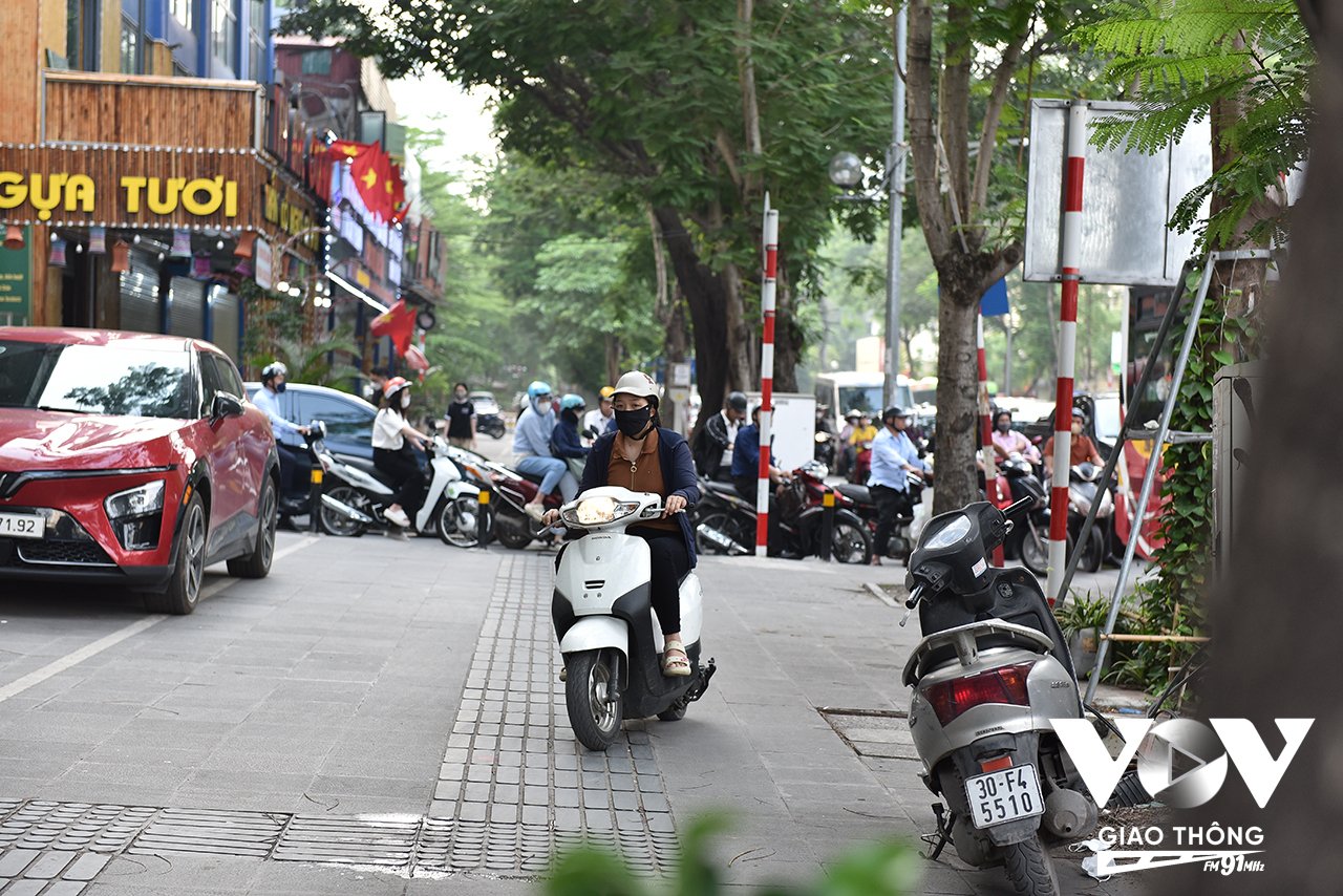 Là 1 trong những nút giao thông “nóng” của thủ đô, vào các khu giờ cao điểm, không khó để bắt gặp tình trạng người điều khiển xe máy đi lên vỉa hè