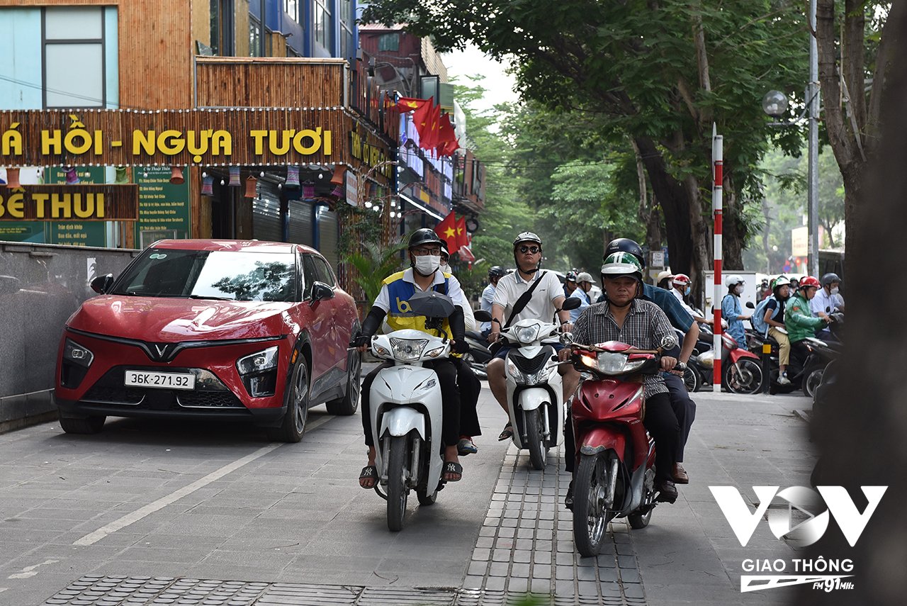 Hàng 2, hàng 3, các phương tiện thi nhau đi lên vỉa hè để né điểm ùn tắc