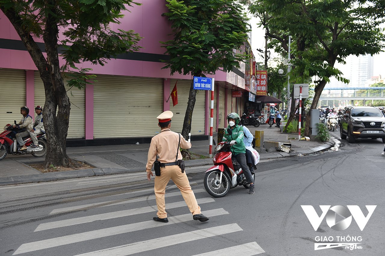 Trong đó, không khó để bắt gặp các tài xế công nghệ chở khách phía sau đi lên vỉa hè