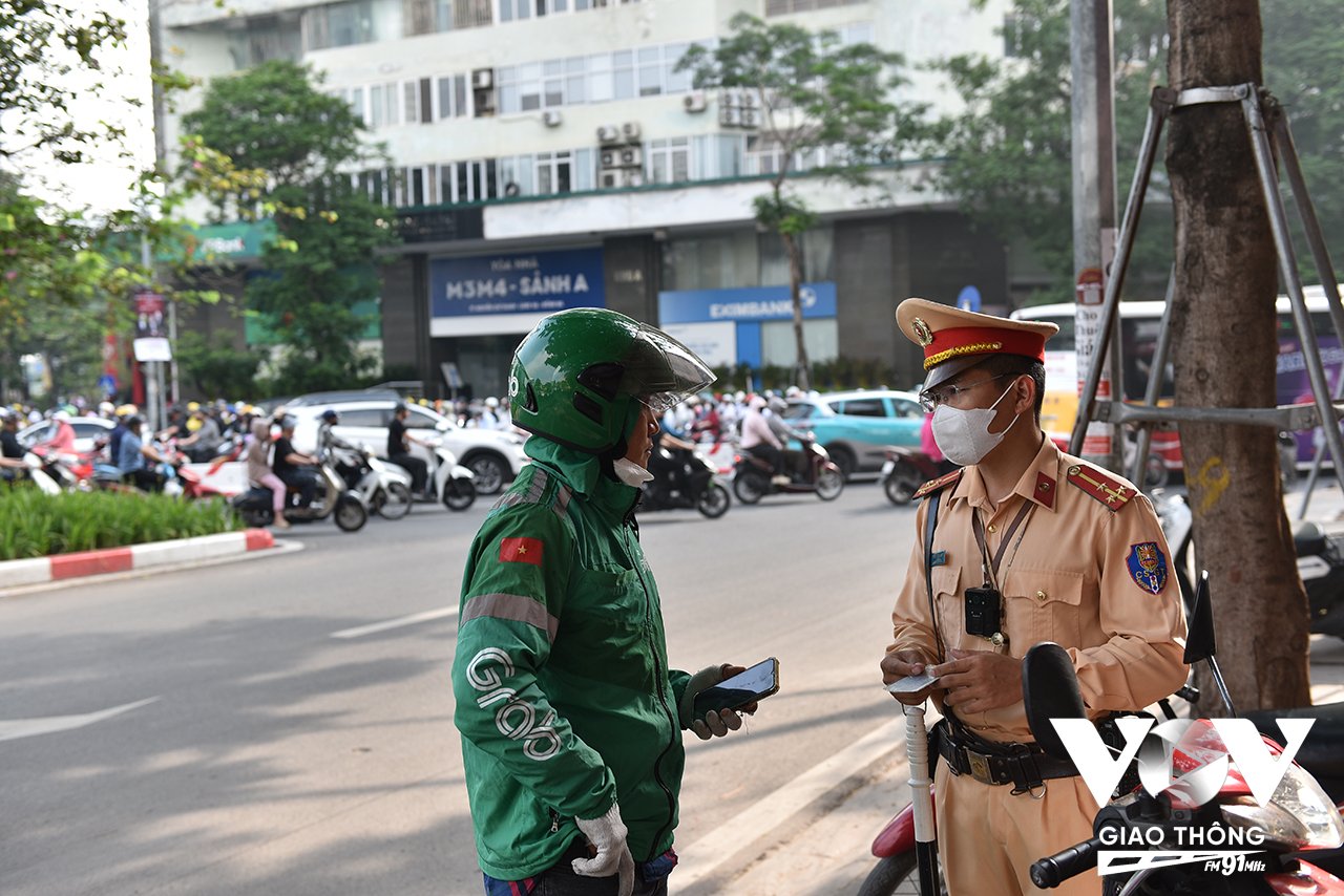 Anh V.V.Đ (trú tại quận Thanh Xuân) cho biết, bản thân là tài xế xe công nghệ, do khách giục đi gấp quá nên đã cố tình điều khiển xe lên vỉa hè để nhanh chóng qua được nút giao Nguyễn Chí Thanh – Huỳnh Thúc Kháng. Với lỗi này, anh Đ sẽ bị xử phạt 5 triệu đồng, trừ 2 trên điểm GPLX