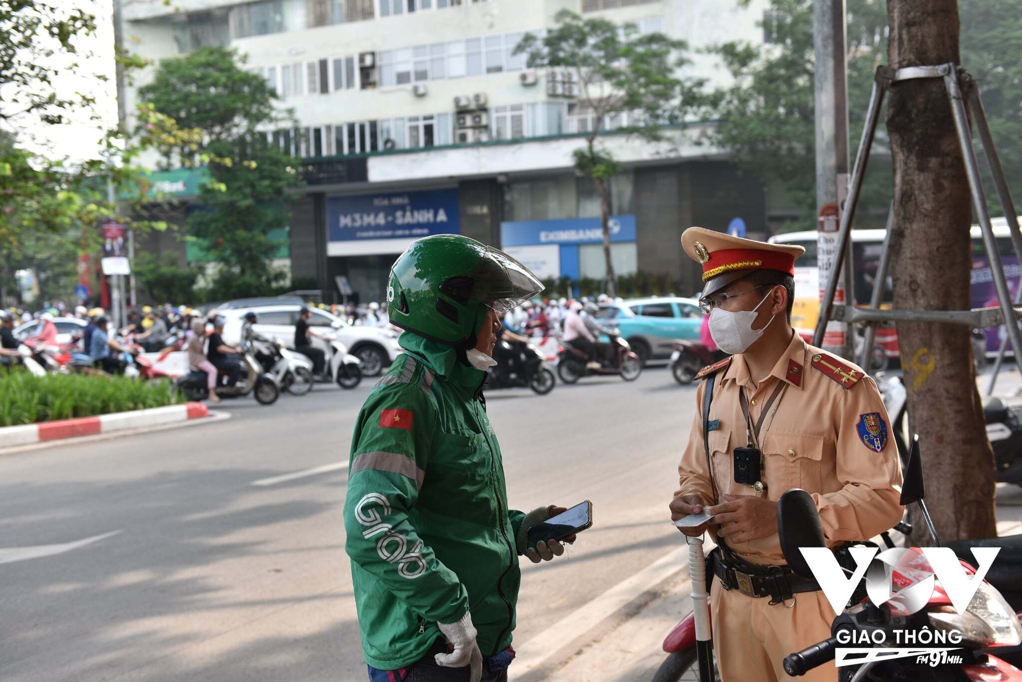 Một tài xế xe công nghệ bị lực lượng CSGT xử phạt vì hành vi điều khiển xe trên vỉa hè. Đối với lỗi này, tài xế sẽ bị phạt 5 triệu đồng và trừ 2 điểm trên GPLX