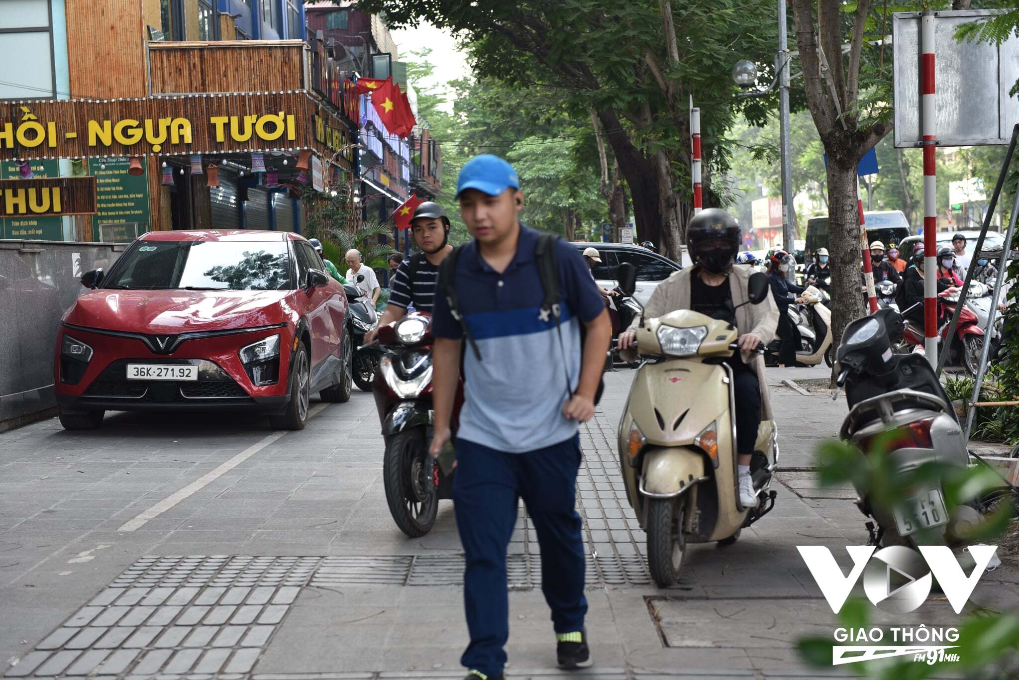Mặc dù mức xử phat đối với hành vi điều khiển xe lên vỉa hè đã được tăng nặng. Thế nhưng, nhiều người tham gia giao thông vẫn bất chấp bị phạt để để đi lên vỉa hè, tránh các đoạn đường ùn tắc.