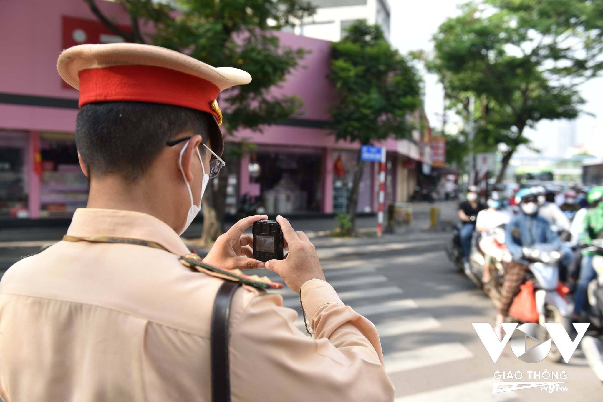 Lực lượng CSGT sử dụng camera nghiệp vụ để ghi hình các trường hợp vi phạm