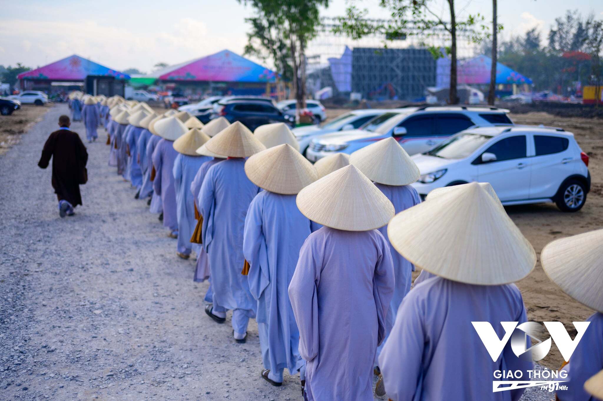 Ngay từ sáng sớm, dòng người đã xếp hàng dài trong trật tự, trang nghiêm chiêm bái xá lợi Đức Phật tại chùa Thanh Tâm (Phật Cô Đơn)