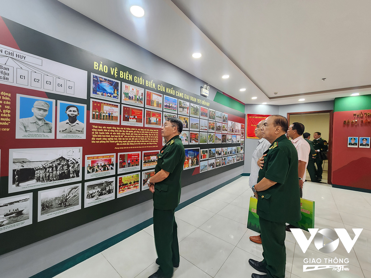 Đại biểu, khách mời tham quan Phòng Truyền thống Bộ đội Biên phòng