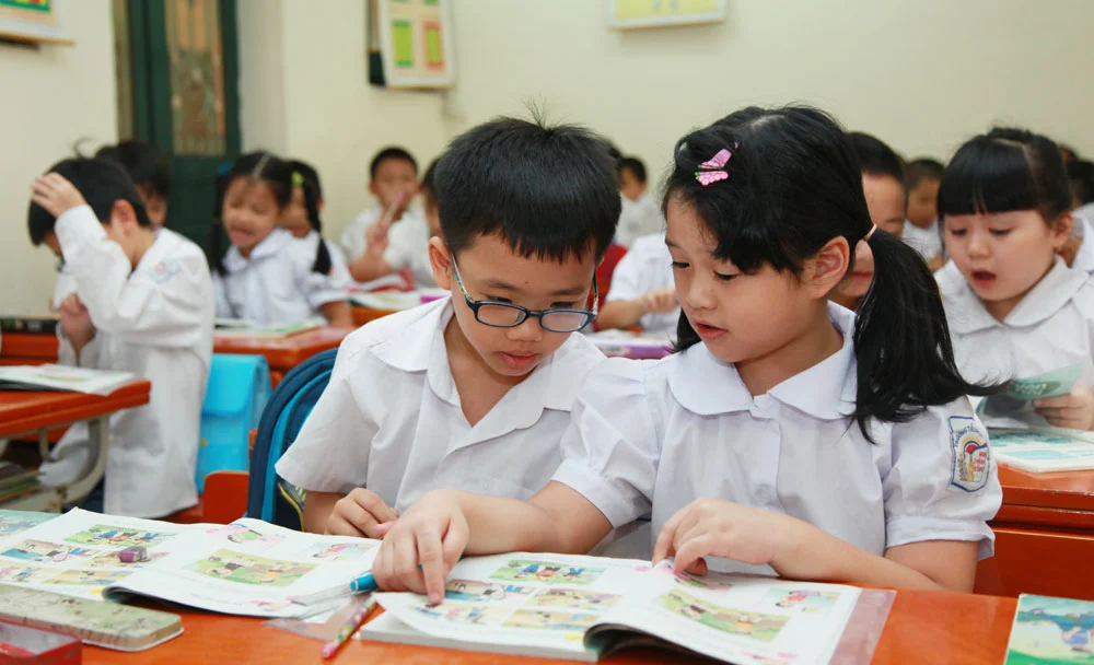 Đa số phụ huynh học sinh ở Hà Nội khi được hỏi đều ủng hộ việc học sinh được học gần nhà vì như thế sẽ đỡ vất vả đi lai (Ảnh minh họa: Báo Điện tử Đảng Cộng sản)