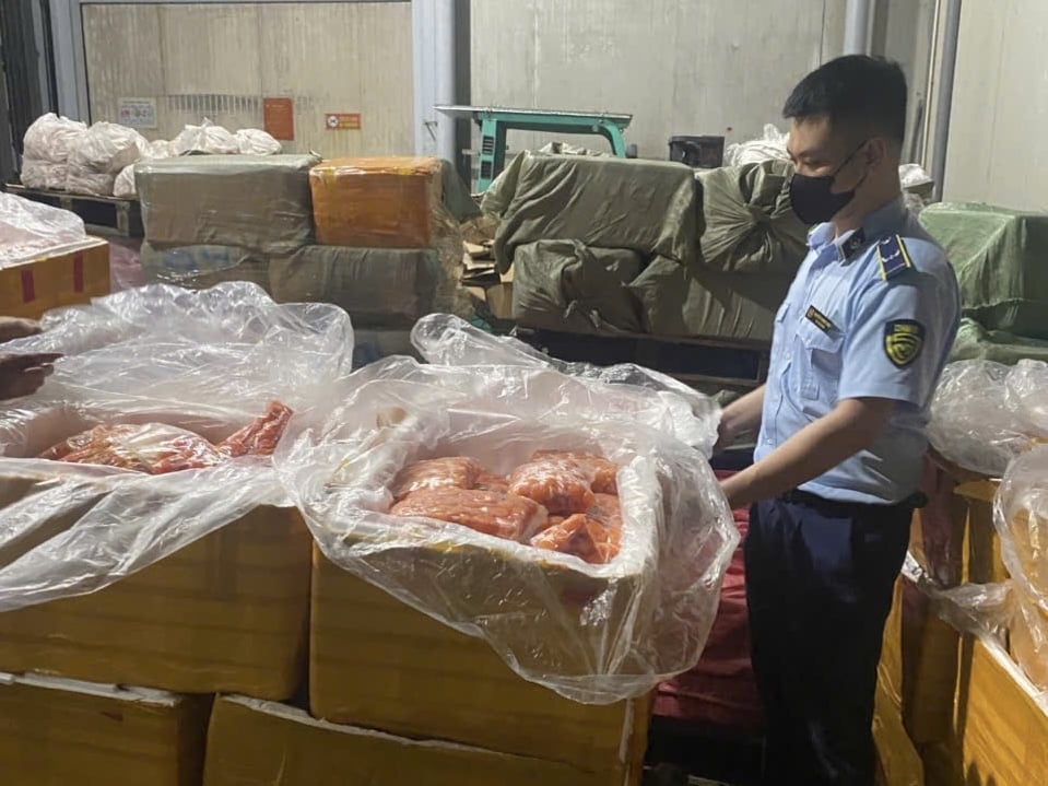 Toàn bộ số nội tạng gồm: trứng non, tràng gà, nầm lợn không rõ nguồn gốc xuất xứ bị lực lượng chức năng phát hiện.