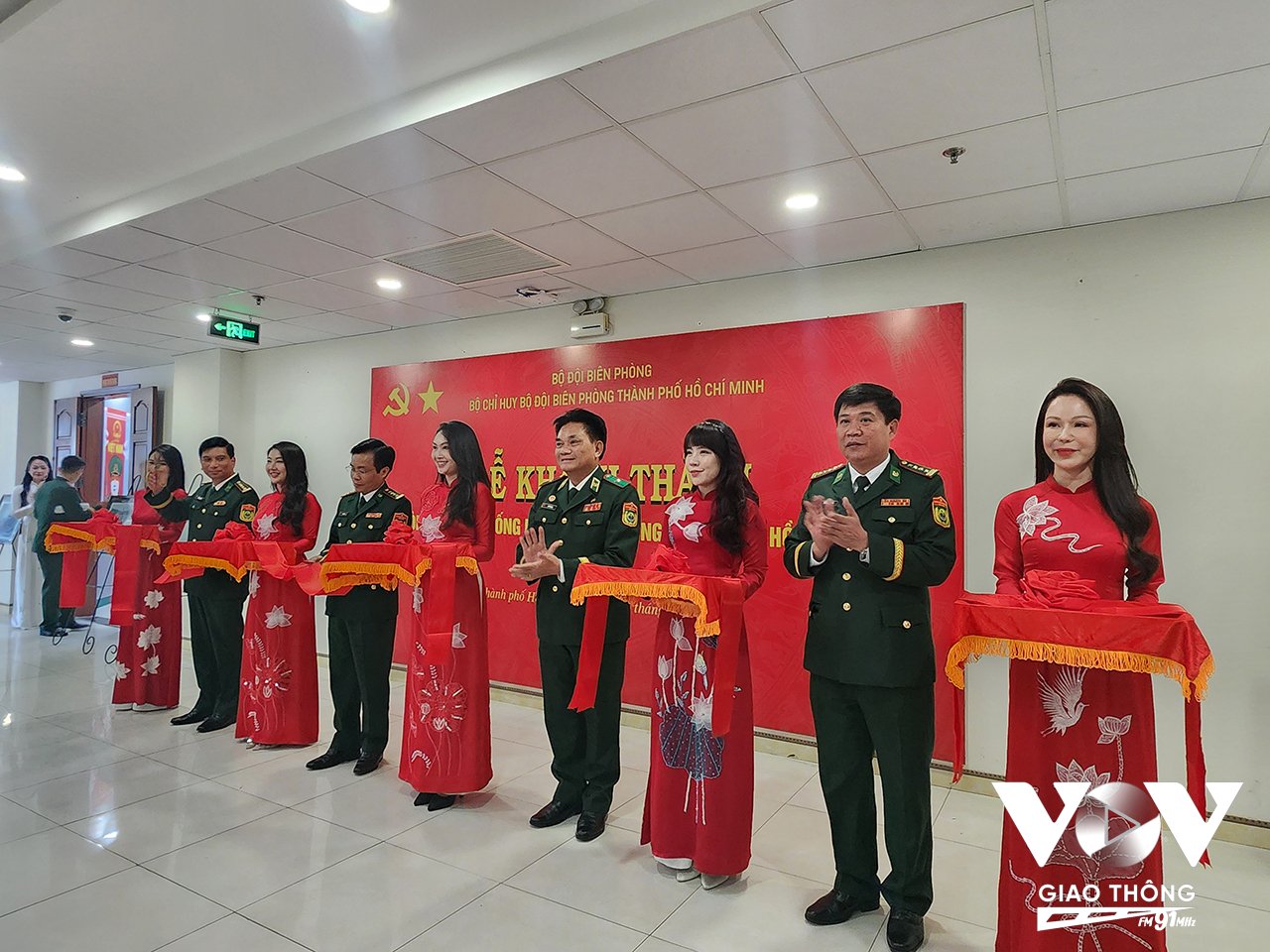 Lãnh đạo Bộ đội Biên phòng TP. Hồ Chí Minh cắt băng khánh thành Phòng Truyền thống