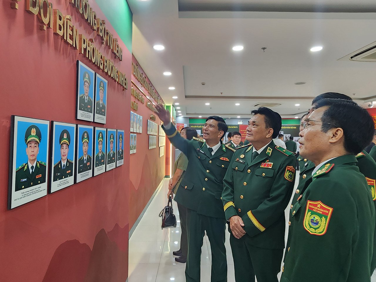 Lãnh đạo Bộ đội Biên phòng TP. Hồ Chí Minh và các đại biểu tham quan phòng truyền thống.