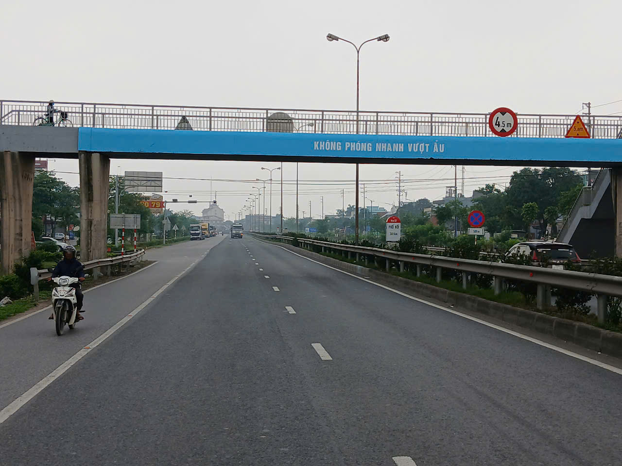 Sơn kẻ chữ tuyên truyền an toàn giao thông.