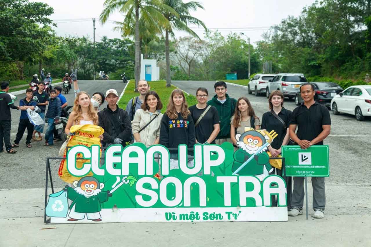 Clean Up Sơn Trà với sự tham gia của đông đảo bạn trẻ