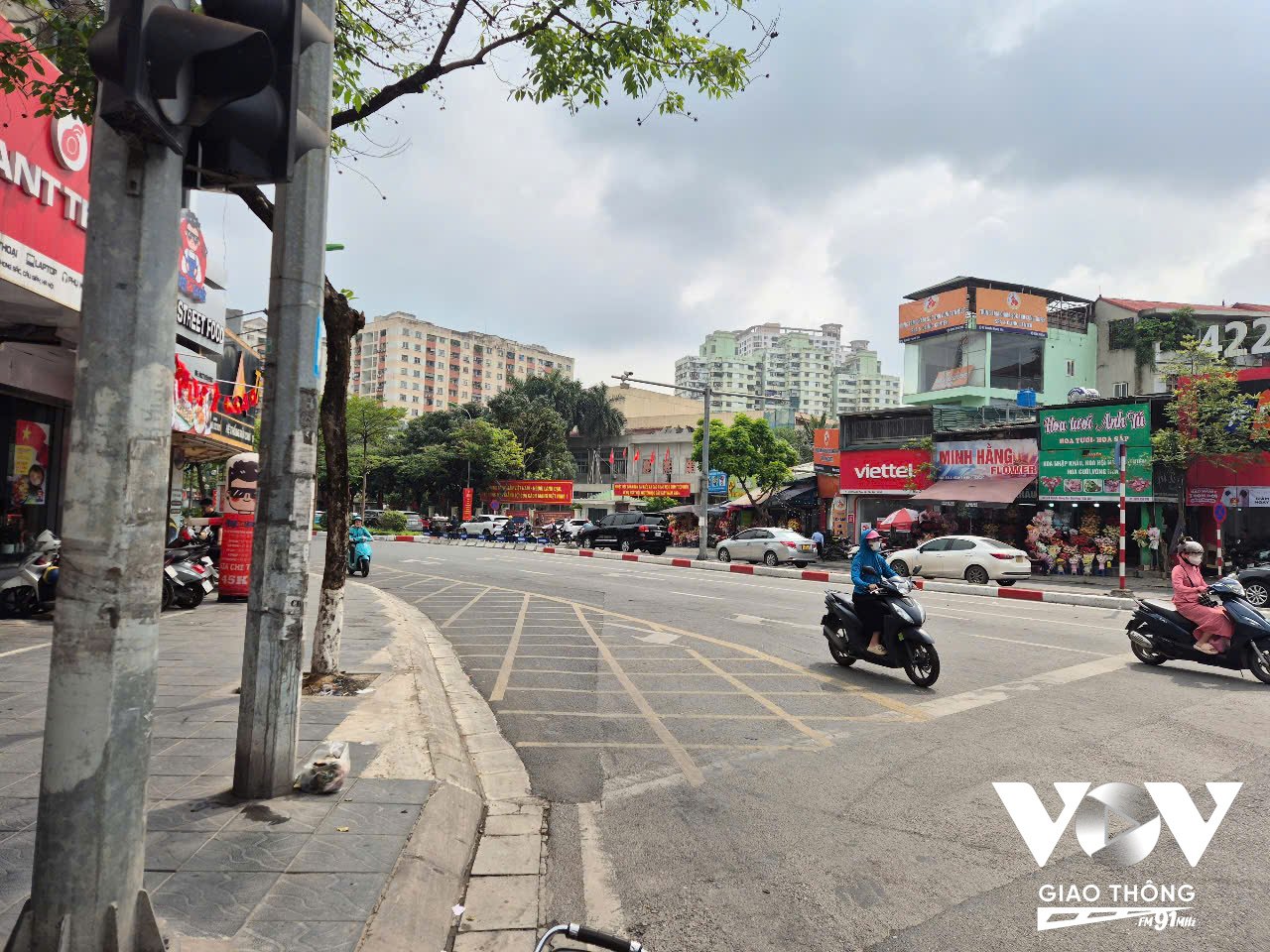 Phần vỉa hè vừa xén tại nút giao Nguyễn Phong Sắc đã được sơn kẻ vạch. (Ảnh: Quách Đồng)