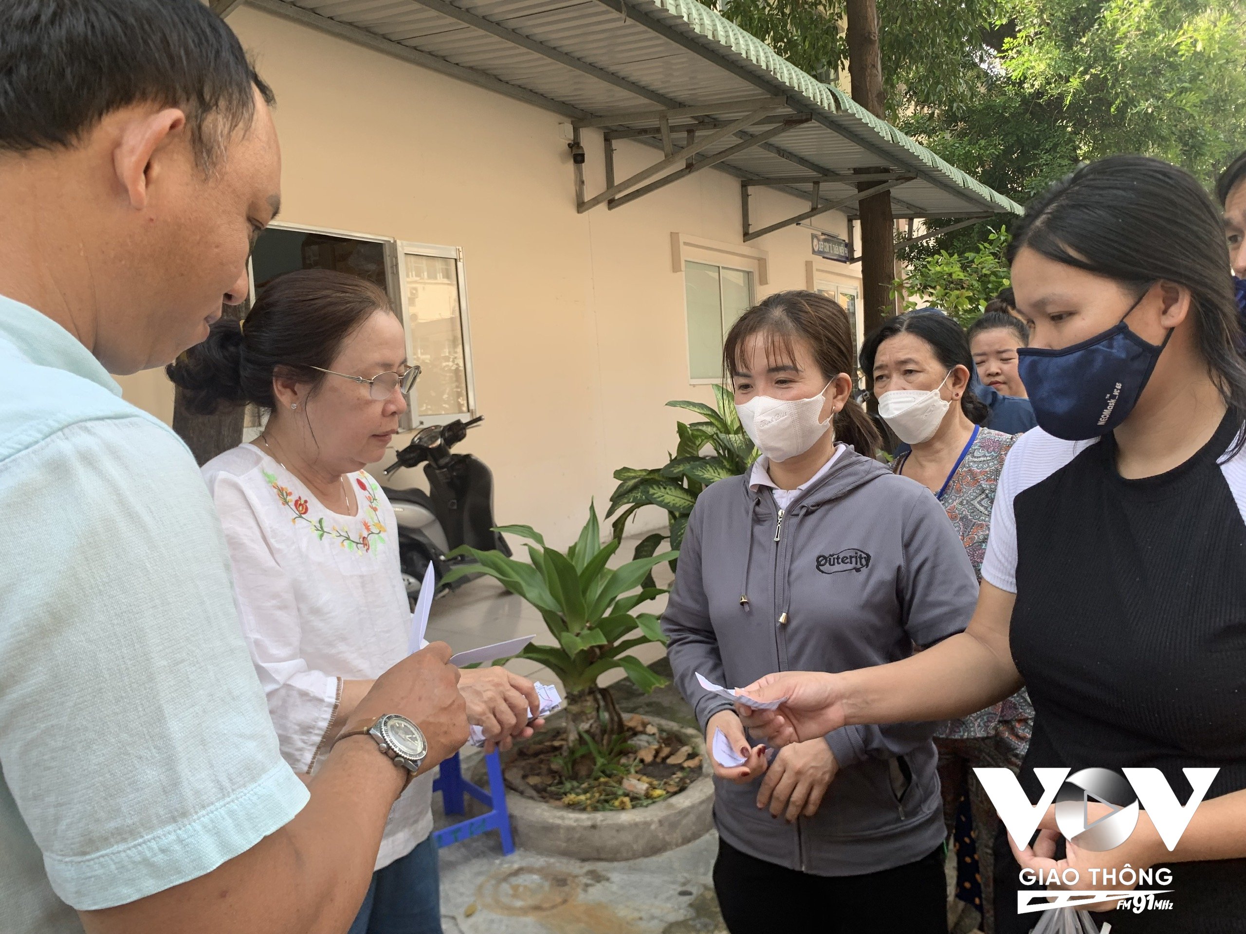Bệnh nhân có hoàn cảnh được phát phiếu để nhận quà hỗ trợ từ mạnh thường quân tại Phòng Công tác xã hội BV Nhi đồng 2 TP.HCM