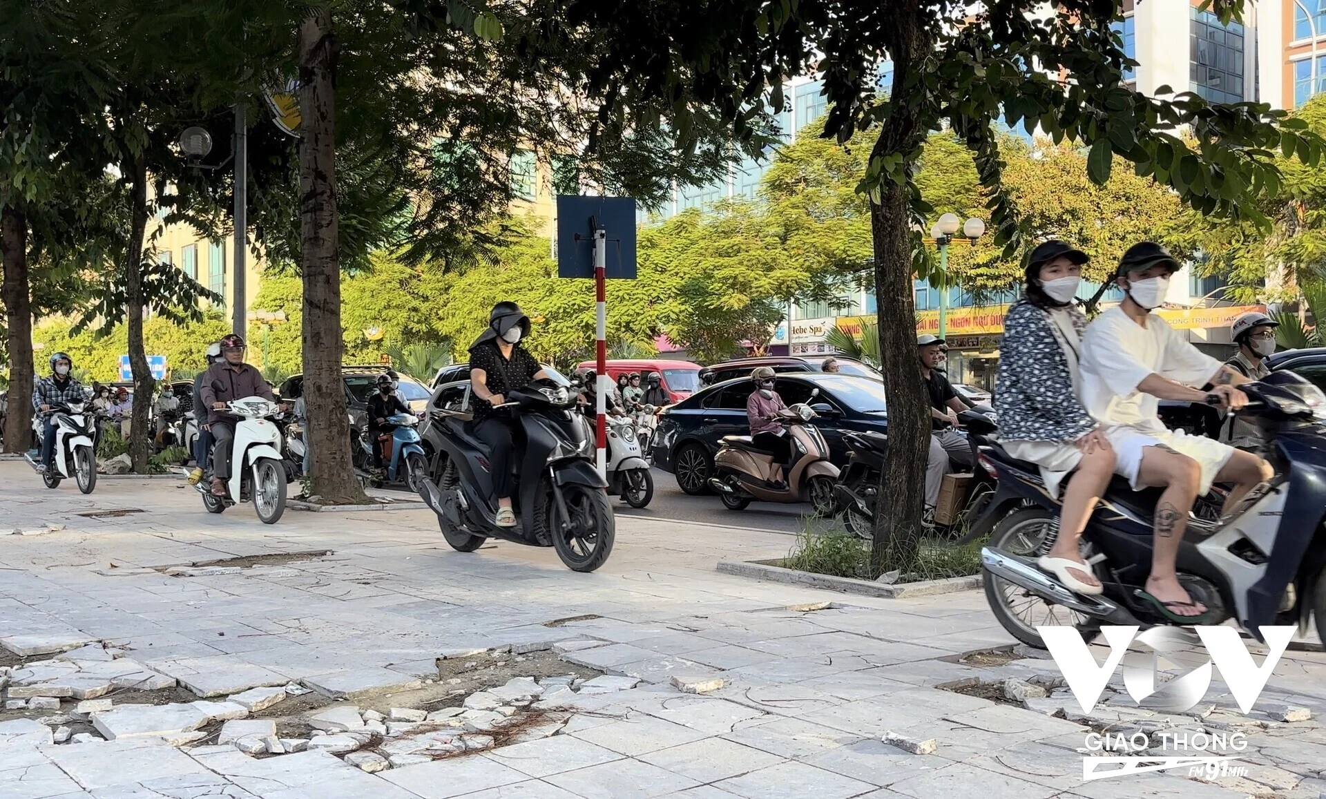 Tại nhiều nút giao thông, vào khung giờ cao điểm vẫn xảy ra tình trạng hàng loạt xe máy phóng lên vỉa hè để di chuyển khỏi điểm ùn tắc. (Ảnh: Dương Ngọc)