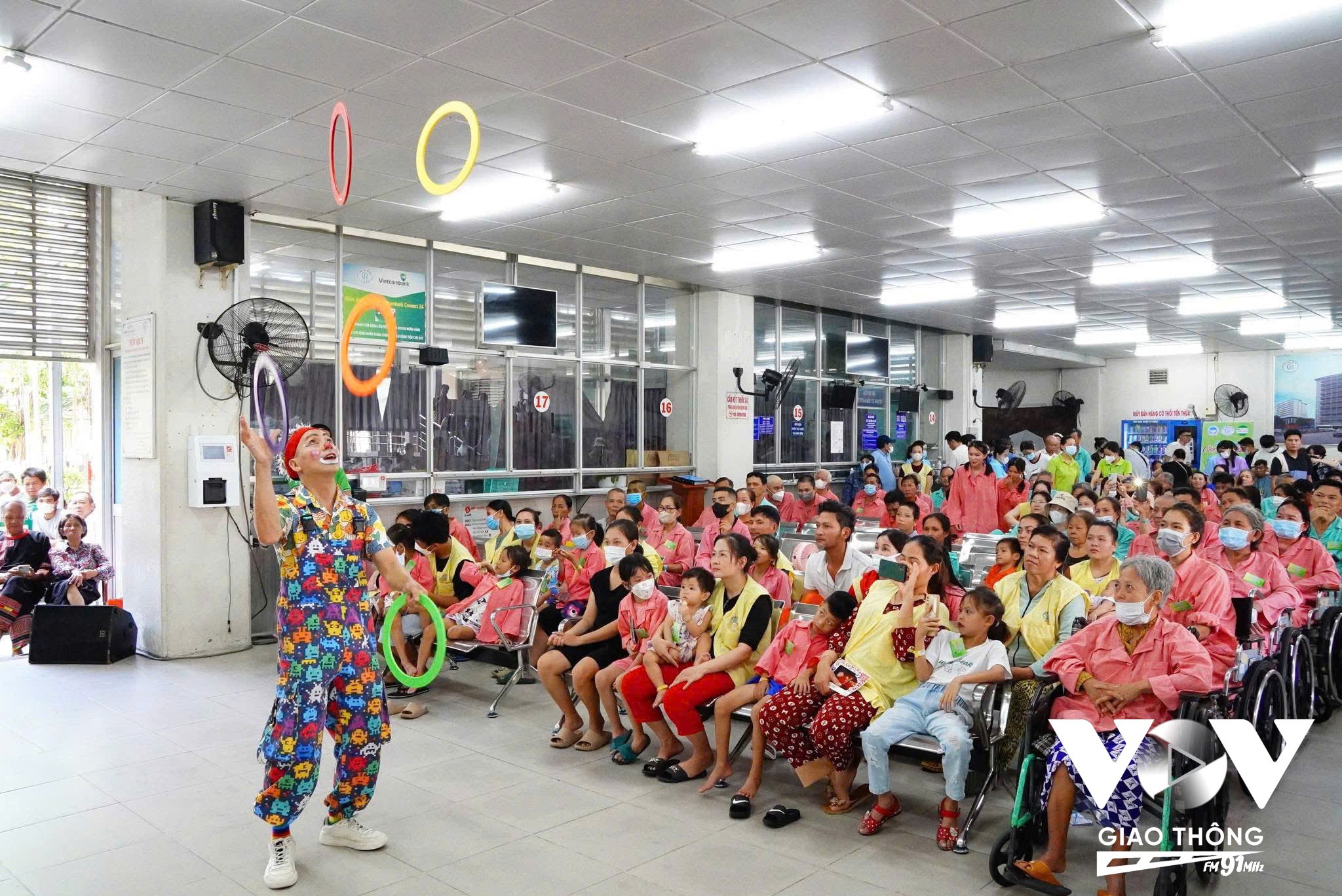 Nhiều chương trình văn nghệ, diễn hài được tổ chức vào các ngày lễ, chủ nhật cho các bệnh nhân điều trị nội trú dài ngày tại bệnh viện