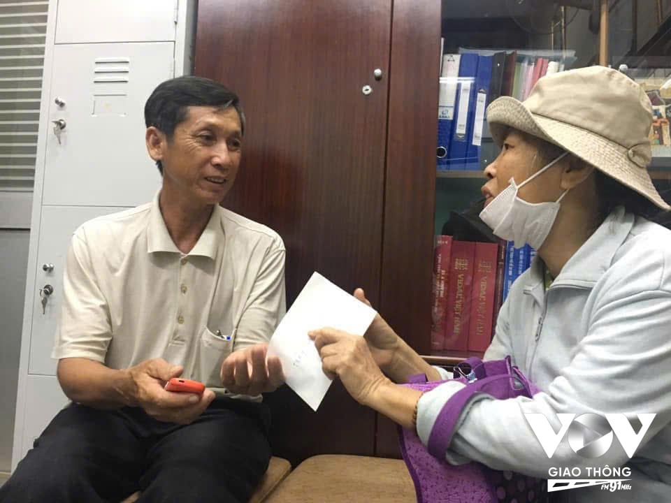 Một người dân bình thường hay tin một hoàn cảnh bệnh nhân khó khăn đã đến xin gặp công tác xã hội để xác minh và trao tận tay tháng lương hưu của mình cho gia đình