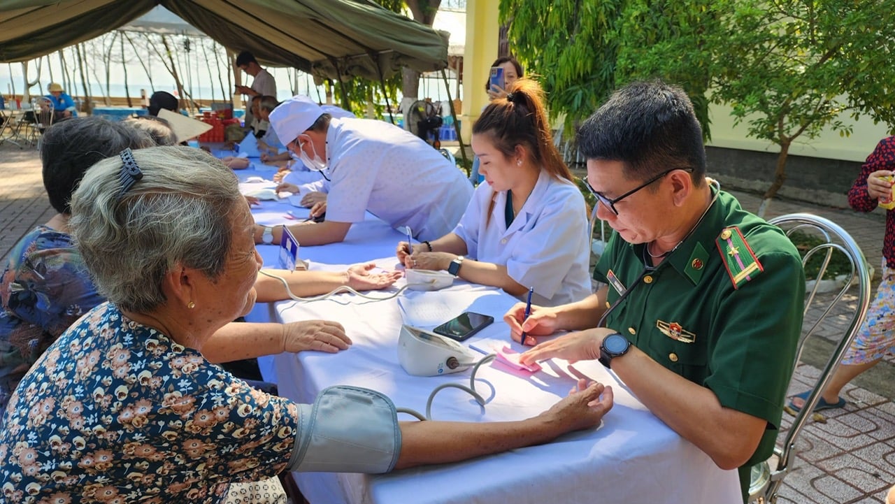 Bộ đội Biên phòng phối hợp tổ chức khám bệnh, chăm sóc sức khỏe cho người cao tuổ