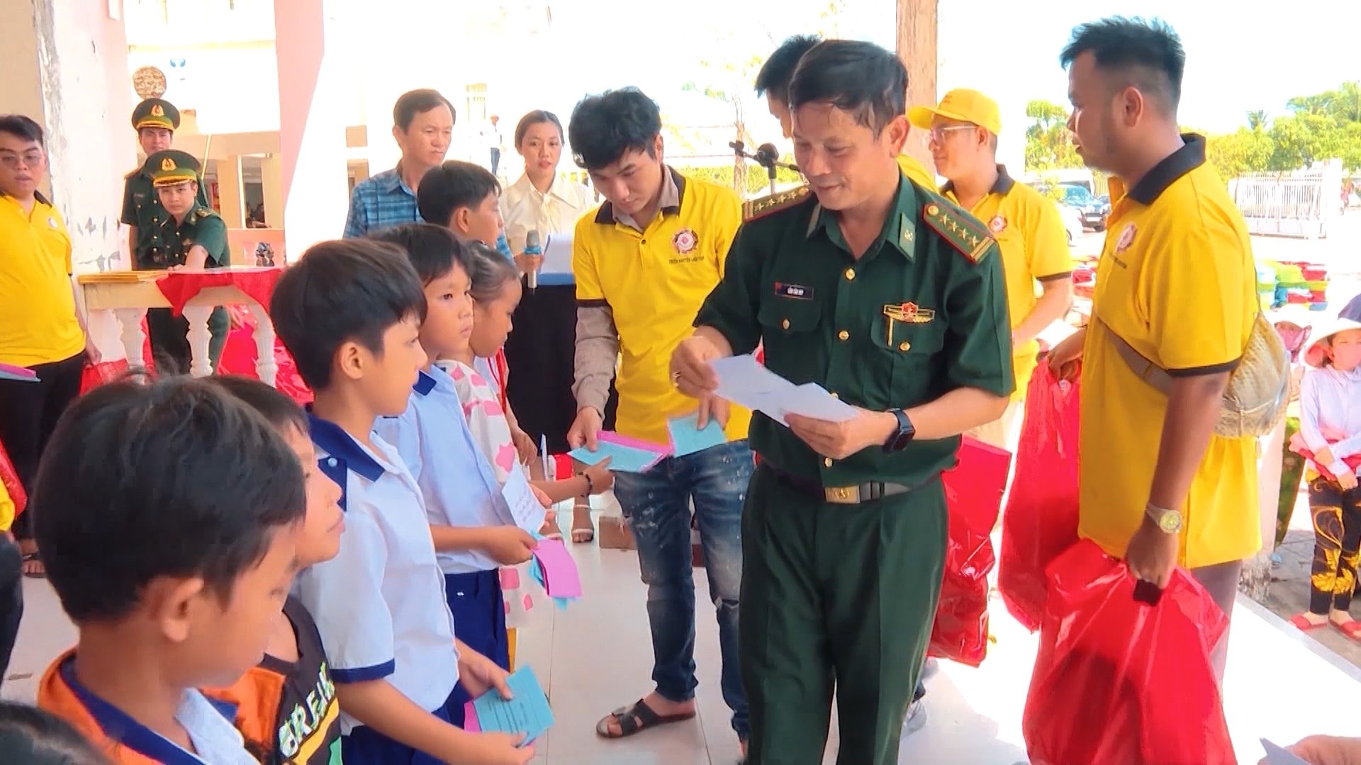 Bộ đội Biên phòng tặng quà, chăm lo cho các em học sinh có hoàn cảnh khó khăn tại huyện Cần Giờ, TP.HCM