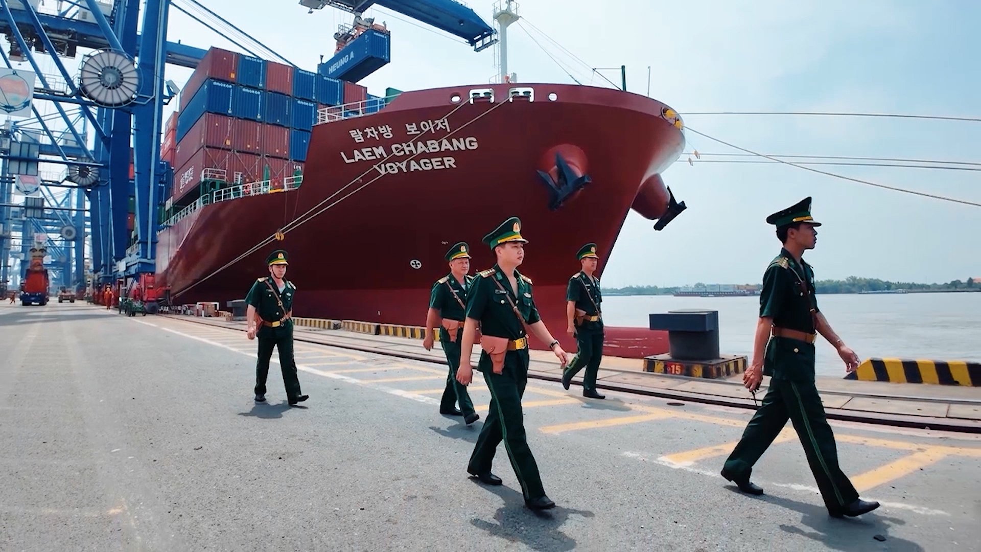 Cán bộ, chiến sĩ Bộ đội Biên phòng TP.HCM tuần tra, kiểm soát khu vực cảng