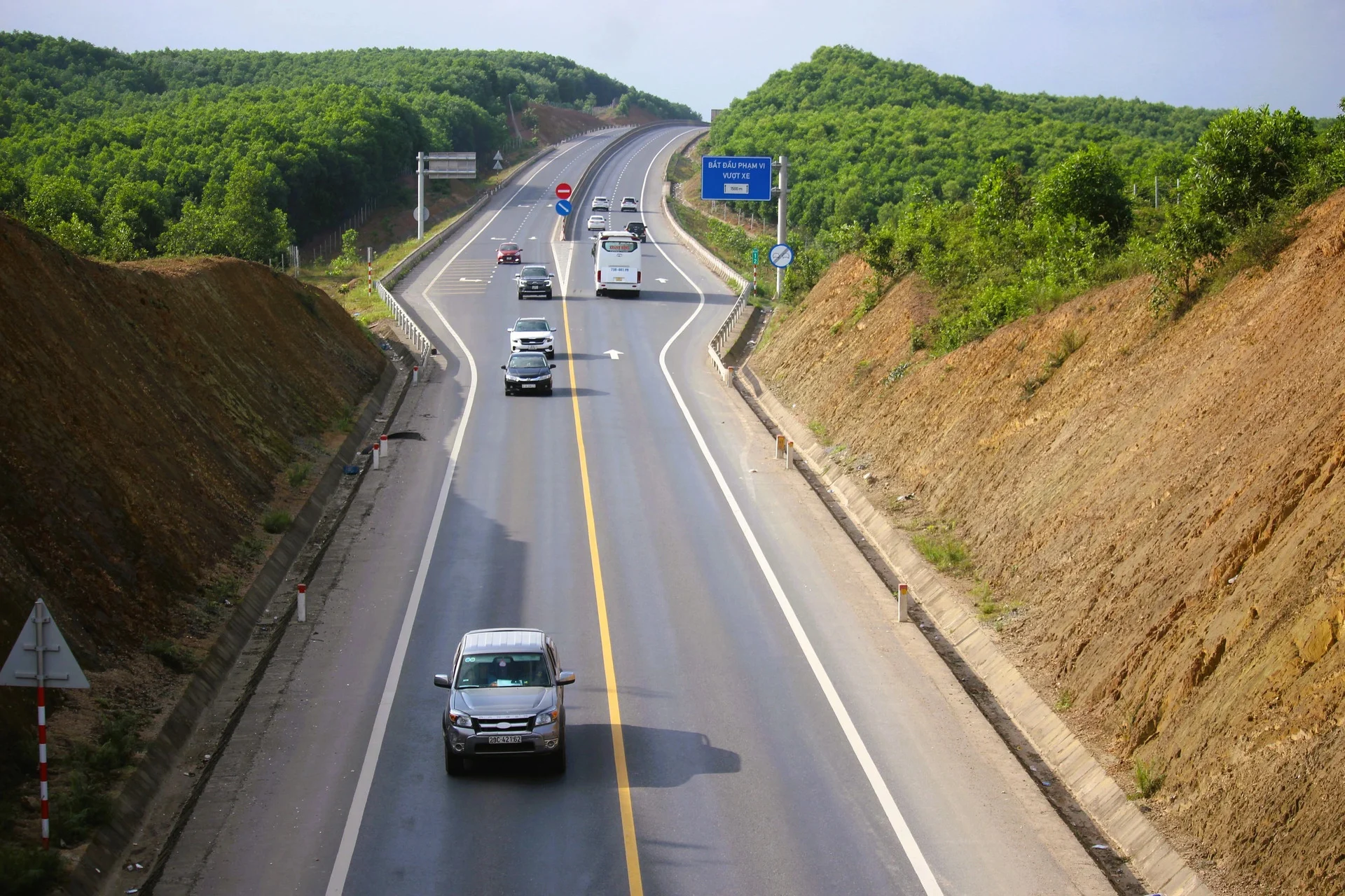 Đoạn tuyến Cam Lộ-La Sơn đoạn phía Bắc nút giao tỉnh lộ 579 tại huyện Triệu Phong, tỉnh Quảng Trị. (Ảnh: Người lao động)