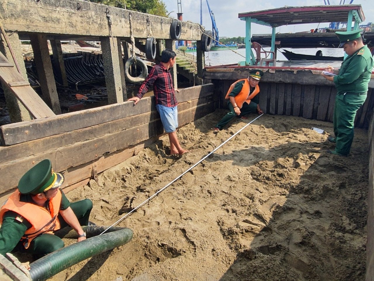 Lực lượng Bộ đội Biên phòng tuần tra, xử lý tình trạng khai thác cát trái phép
