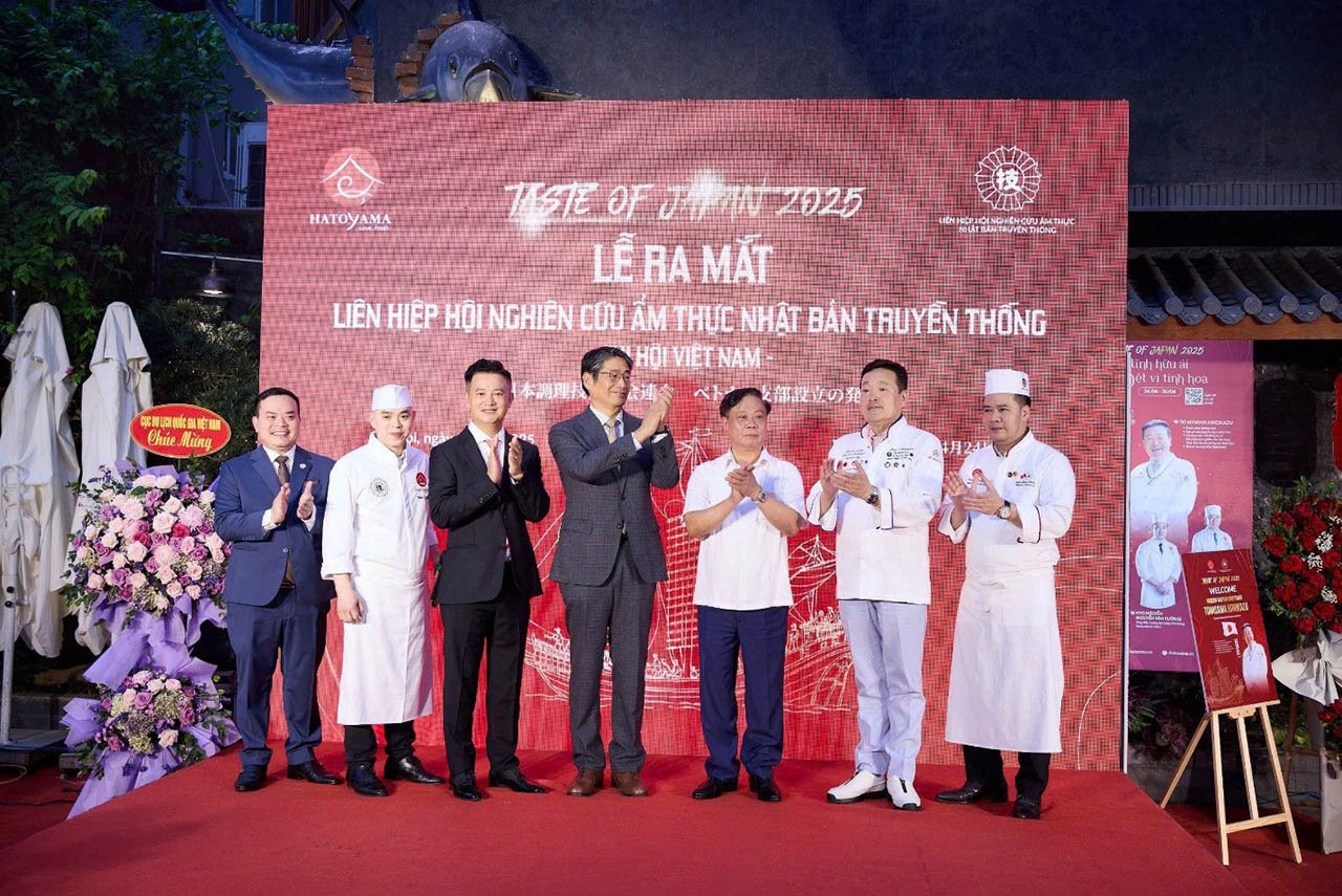 Ông Ito Naoki - Đại sứ Nhật Bản tại Việt Nam (giữa) cùng ông Phạm Văn Thủy - Phó Cục trưởng Cục Du lịch quốc gia Việt Nam (thứ ba từ phải sang), ông Tomisawa Hirokazu - Đại sứ Văn hóa ẩm thực Nhật Bản (thứ hai từ phải sang) cùng các đại biểu dự lễ Khai mạc Tuần lễ sự kiện Văn hóa ẩm thực Việt - Nhật “Taste of Japan 2025”.