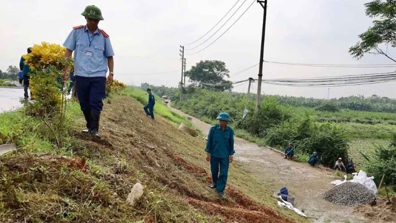 Lực lượng chức năng kiểm tra hệ thống đê điều - Ảnh Báo Nhân Dân
