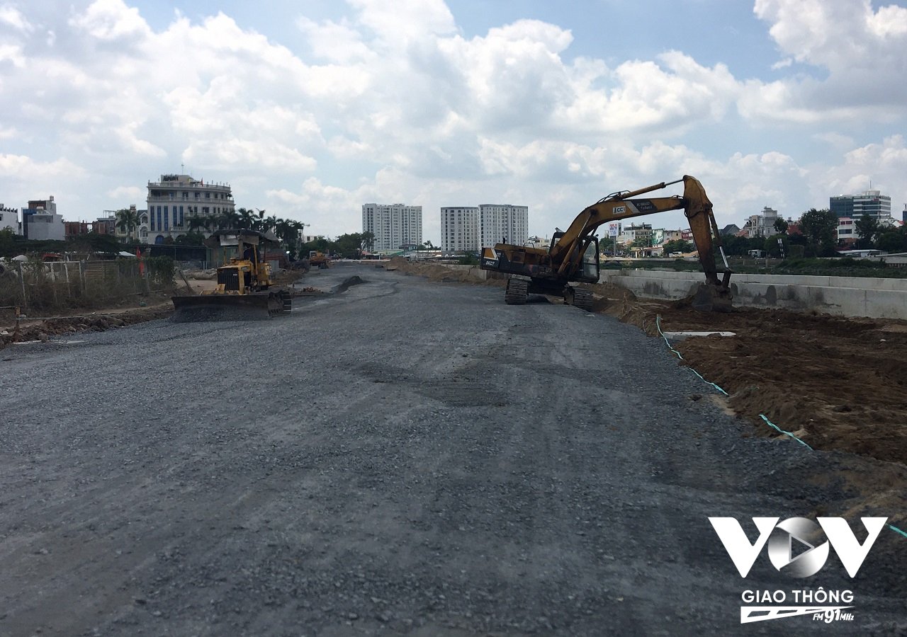 Máy móc rầm rập, vật liệu xây dựng tập kết, rác thải sinh hoạt được dọn sạch