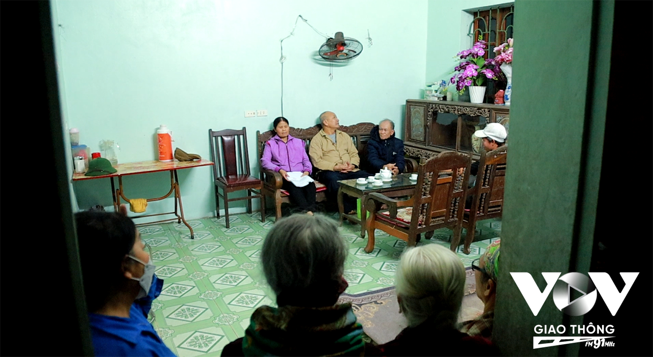 Nhiều cụ ông, cụ bà chờ 2 thập kỷ để đòi lại đất. Từng có đoàn kiểm tra của huyện Thanh Trì về vạch rõ sai phạm của dàn cán bộ xã chứng thực hợp đồng không đúng quy định.