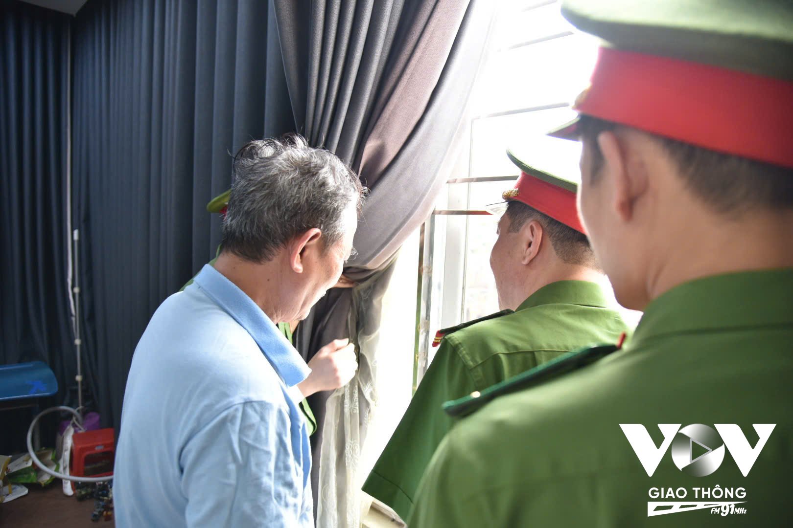 Lực lượng chức năng khảo sát lối thoát nạn thứ hai tại các hộ gia đình, sản xuất kinh doanh