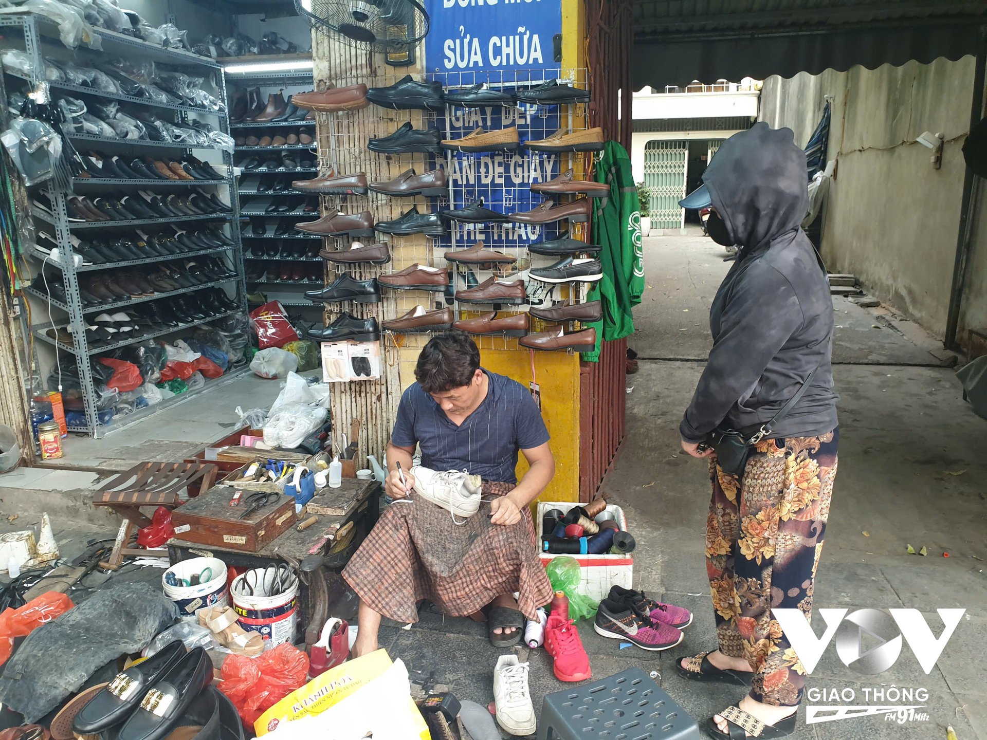 Anh Nguyễn Văn Thịnh đang sửa chữa những đôi giày cho khách
