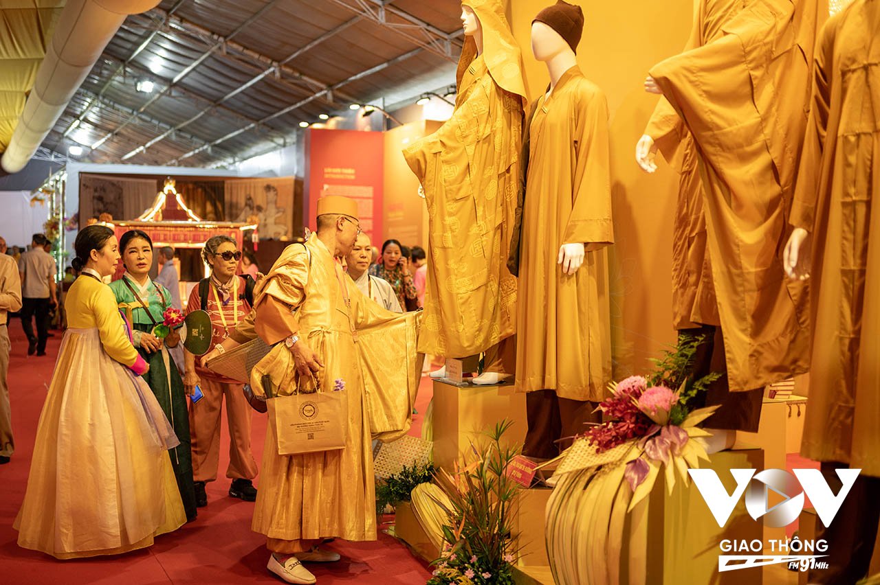 Đại lễ Vesak năm nay có hơn 2.700 đại biểu tham dự, trong đó có khoảng 1.200 đại biểu quốc tế đến từ 85 quốc gia và vùng lãnh thổ trên thế giới.