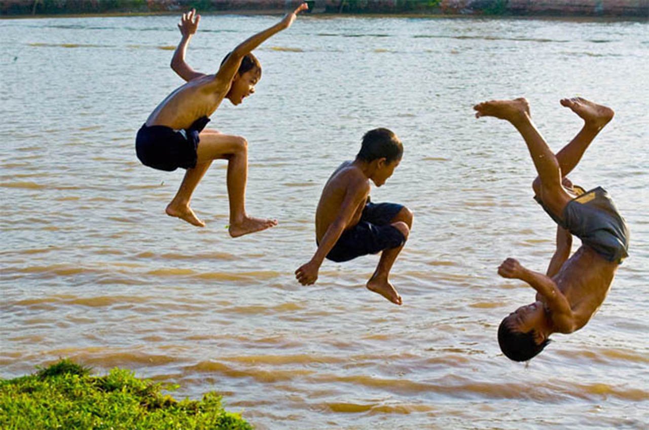 Trẻ em có nguy cơ đuối nước cao từ việc tự ý ra sông, hồ tắm - Ảnh minh họa