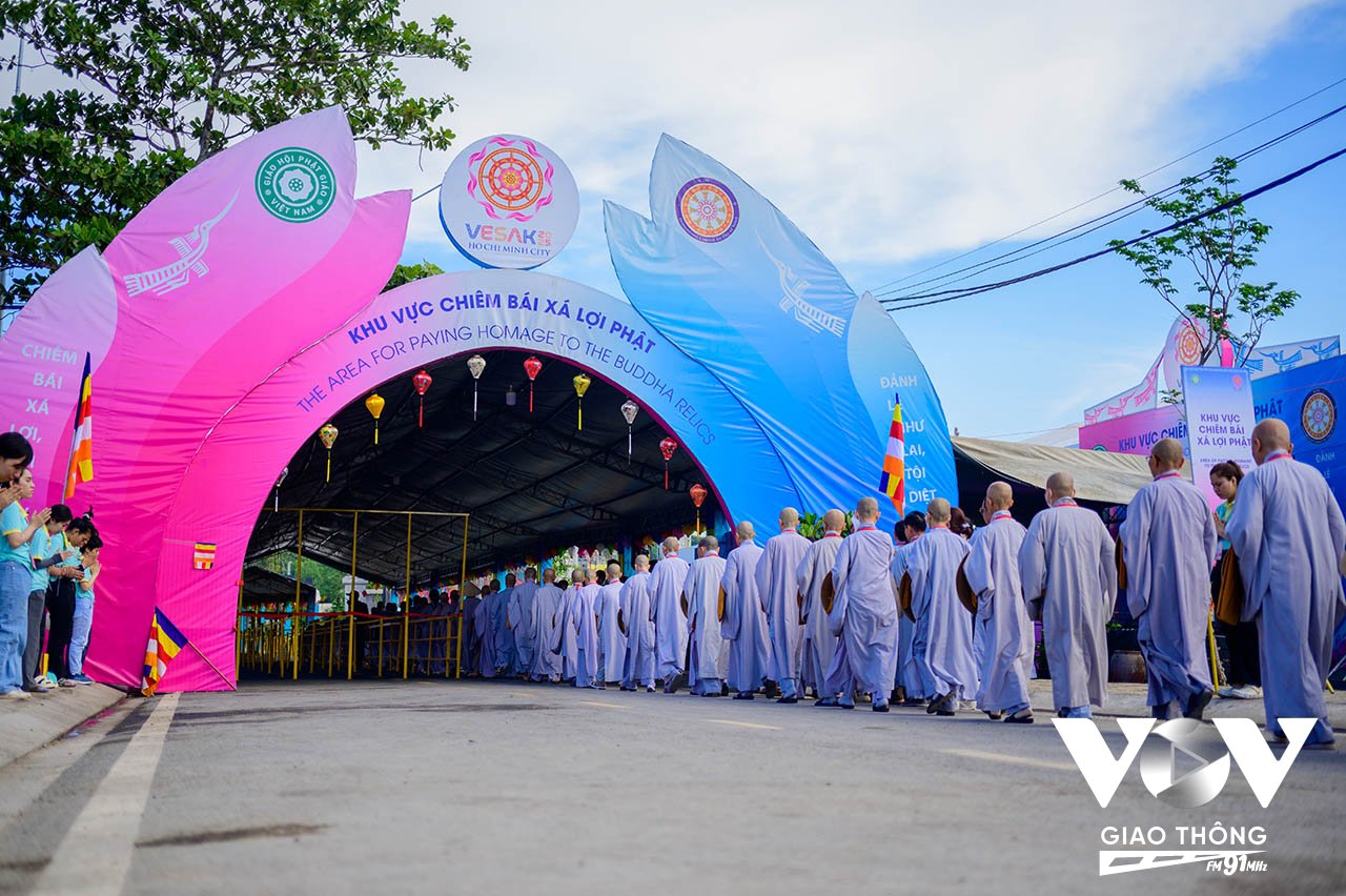 Ngay từ sáng sớm, dòng người đã xếp hàng dài trong trật tự, trang nghiêm chiêm bái xá lợi Đức Phật tại chùa Thanh Tâm (Phật Cô Đơn)