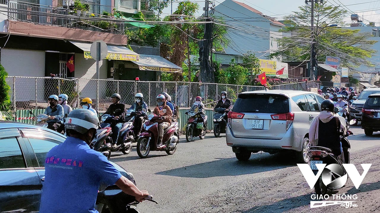 Nhiều đoạn đường vẫn chưa được hoàn thiện, mặt đường gồ ghề, bụi bặm, gây khó khăn cho người và phương tiện qua lại