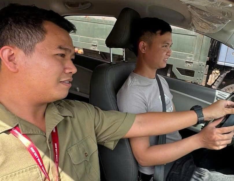Anh Phan Thành Hiếu - giáo viên dạy lái xe tại trung tâm giáo dục nghề nghiệp Quang Khải trong 1 lần hướng dẫn học viên thực hành lái xe