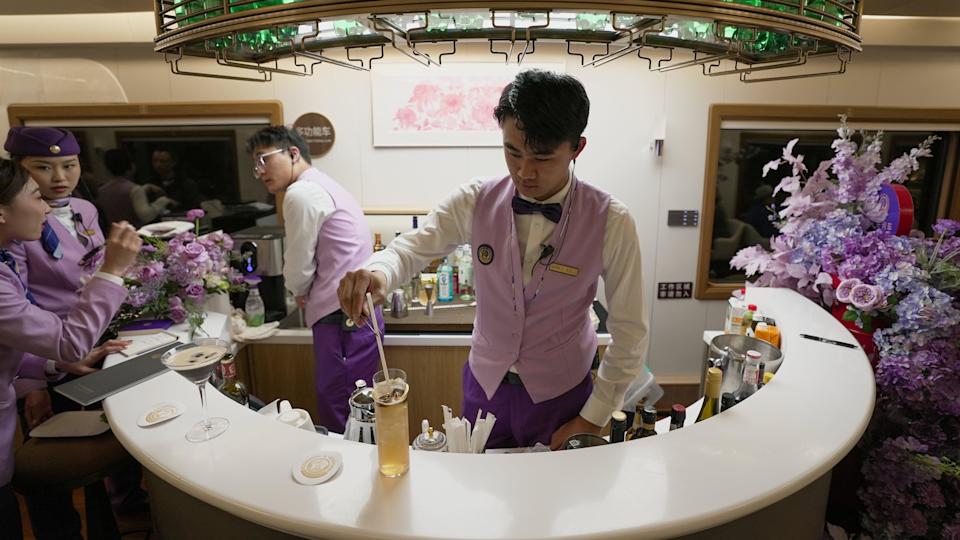 'Tàu tóc bạc' có những đặc điểm đặc biệt để đảm bảo sự thoải mái và an toàn cho hành khách lớn tuổi. (Ảnh: BBC)