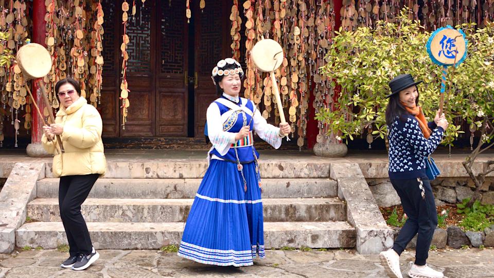 Du khách tham gia vào điệu múa truyền thống của người Naxi tại một trung tâm văn hóa. (Ảnh: BBC)
