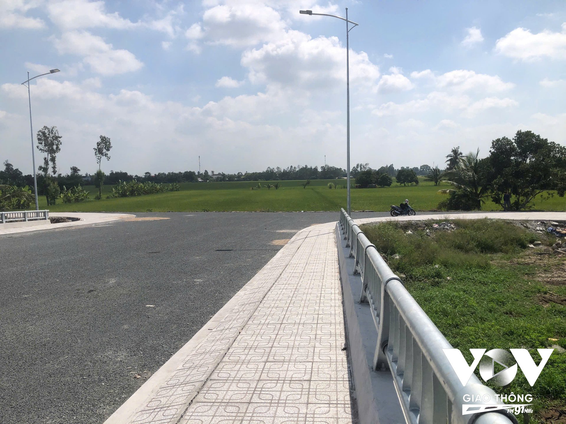 Cầu tuyến tránh Giồng Riềng có trị giá khoảng 50 tỷ đồng nhưng chưa thể sử dụng vì thiếu hạ tầng giao thông kết nối