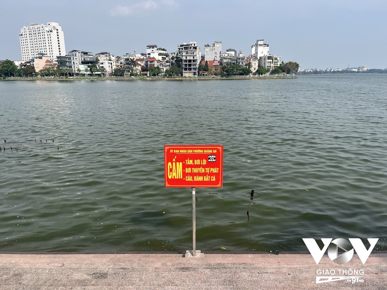 Một tấm biển cấm tắm, bơi lội ở Hồ Tây. Những năm trước, cứ đến hè là nhiều người dân quanh đây lại rủ nhau xuống hồ bơi lội. Hiện nay chính quyền địa phương đã cắm biển cấm nên đã giảm tình trạng này. Một phần người dân không còn chọn tắm ở Hồ Tây do nước hồ hiện nay khá ô nhiễm...