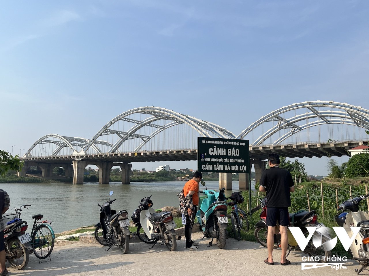 Tại những khúc sông có nhiều người bơi, chính quyền địa phương vẫn gắn biển cấm, cảnh báo, tuy nhiên cũng khó ngăn cản đam mê bơi lội của nhiều người