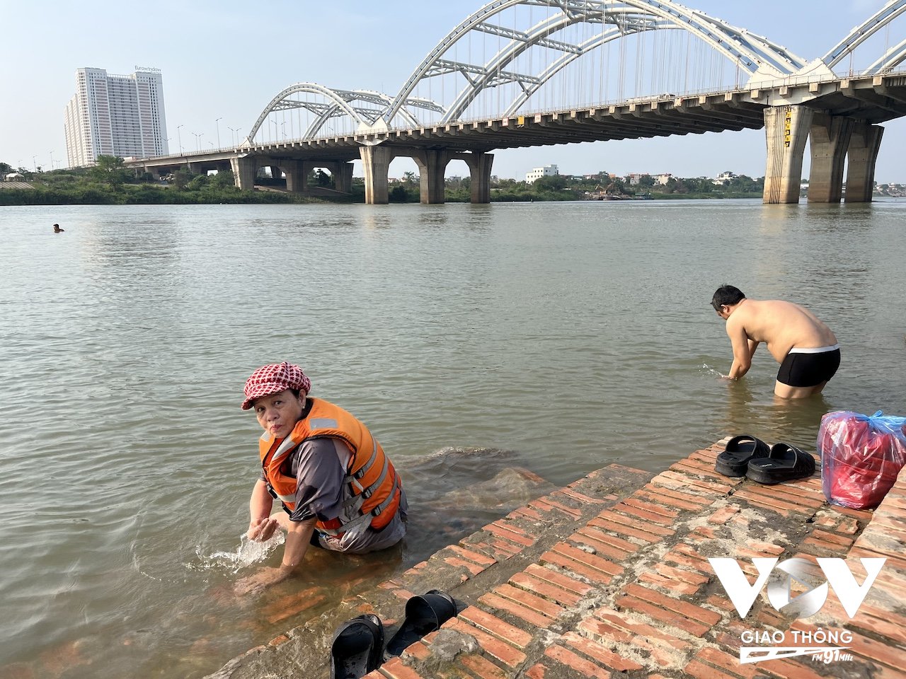 Hầu hết những người trẻ khỏe và bơi sông nhiều năm mới dám bơi ra giữa dòng và bơi xa nhiều cây số. Với những người lớn tuổi, thường họ chỉ dám bơi gần bờ...